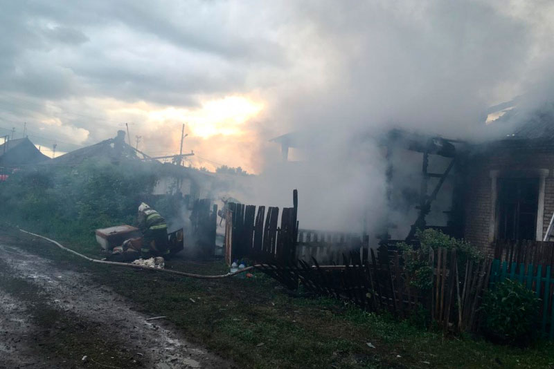 Накануне в поселке под Шалей сгорел частный жилой дом