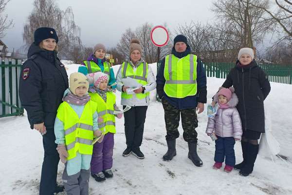 В селе под Шалей родители с детьми приняли участие в рейде